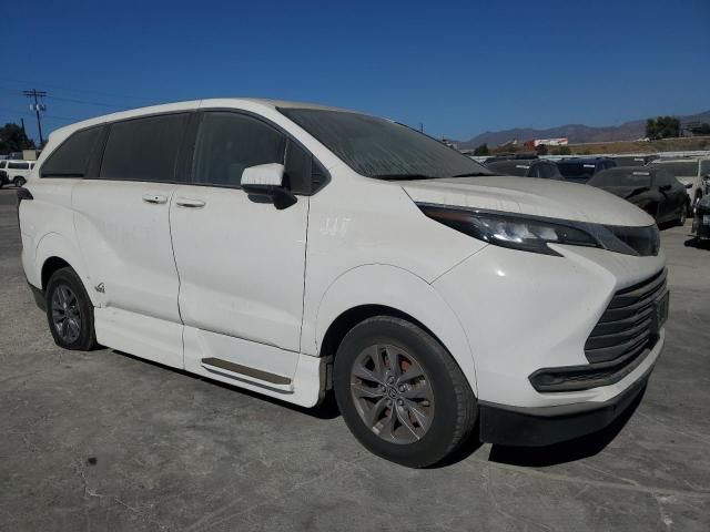 2022 Toyota Sienna LE