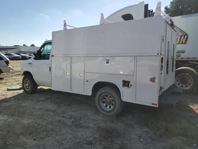 2013 Ford Econoline E350 Super Duty Cutaway Van