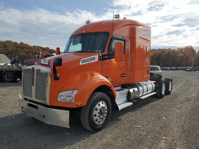 2016 Kenworth Construction T880