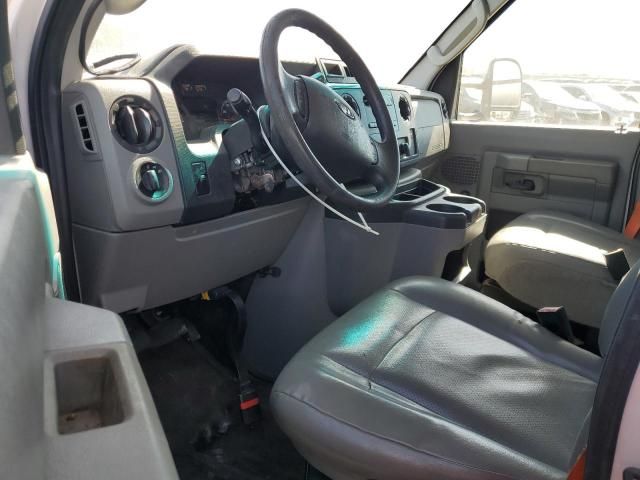 2014 Ford Econoline E450 Super Duty Cutaway Van