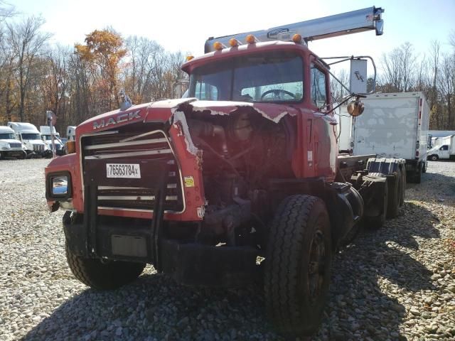 2000 Mack 600 RD600