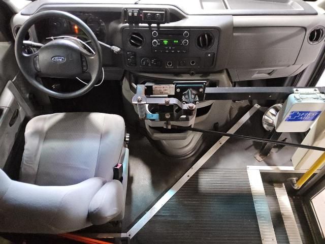 2010 Ford Econoline E350 Super Duty Cutaway Van