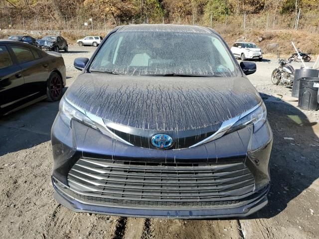 2022 Toyota Sienna LE