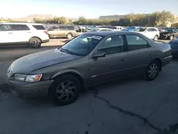 Carros salvage sin ofertas aún a la venta en subasta: 1999 Toyota Camry LE