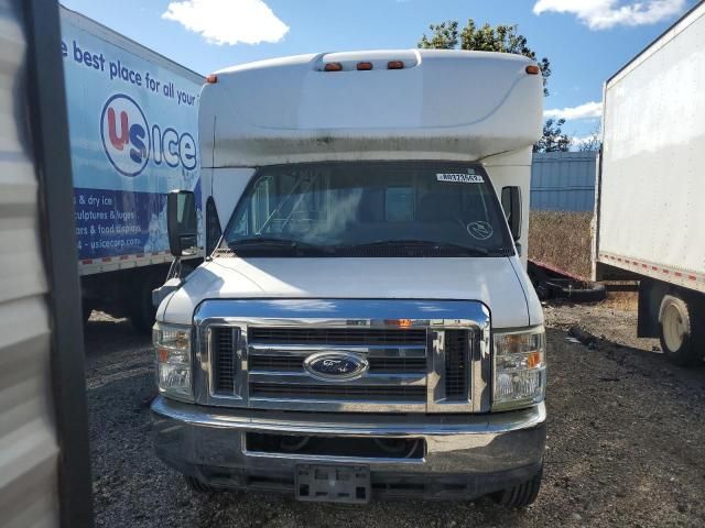 2012 Ford Econoline E350 Super Duty Cutaway Van