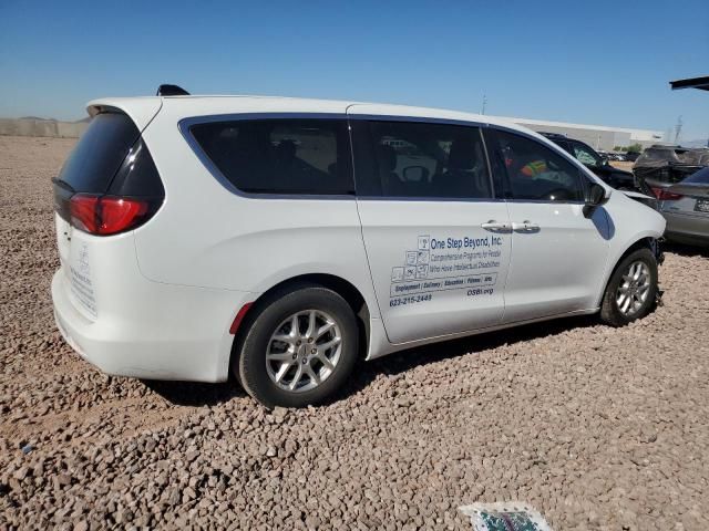 2022 Chrysler Voyager LX