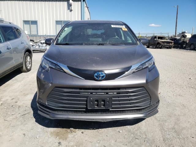 2022 Toyota Sienna LE