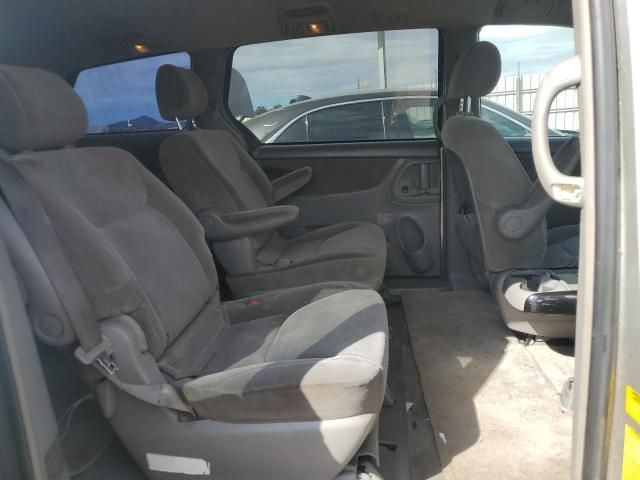 2004 Toyota Sienna CE