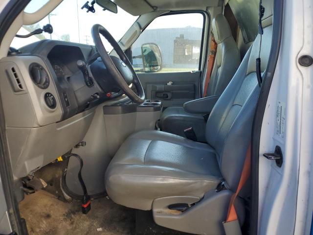 2015 Ford Econoline E450 Super Duty Cutaway Van