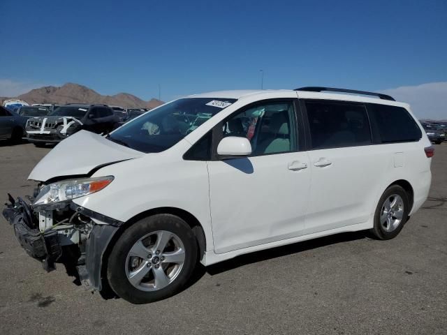 2018 Toyota Sienna LE