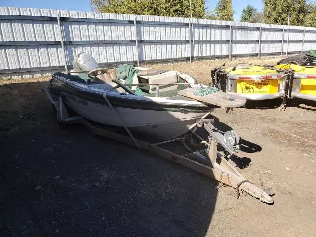 2000 Crestliner Boat