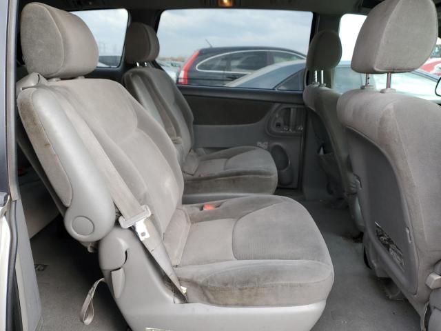 2004 Toyota Sienna CE