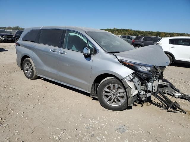 2022 Toyota Sienna LE