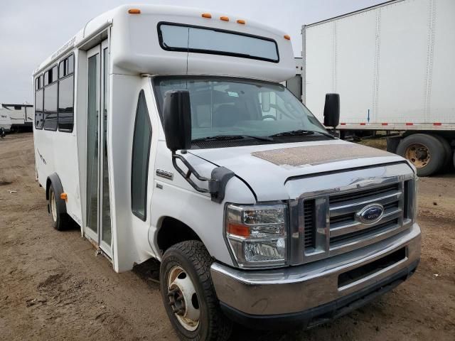 2013 Ford Econoline E350 Super Duty Cutaway Van