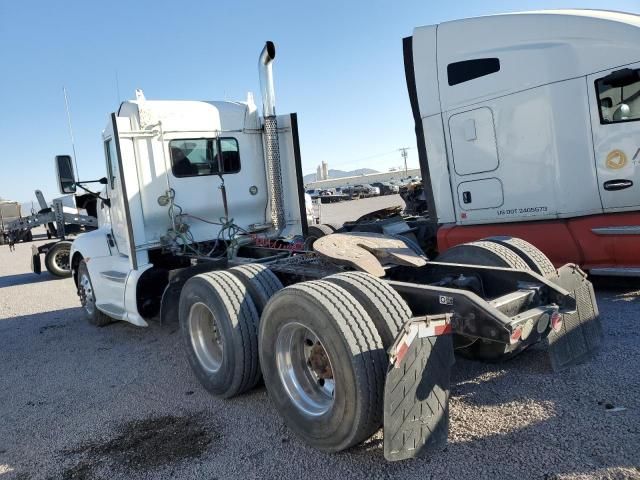 2010 Kenworth Construction T660