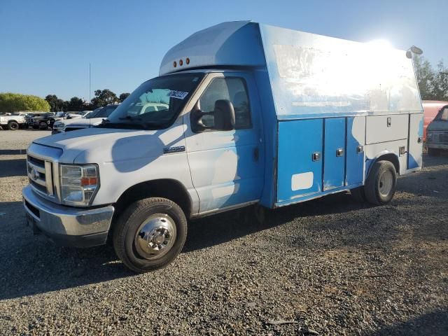 2015 Ford Econoline E450 Super Duty Cutaway Van