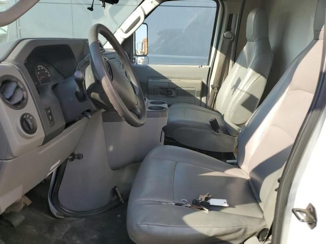 2015 Ford Econoline E450 Super Duty Cutaway Van