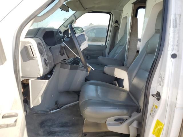 2013 Ford Econoline E350 Super Duty Cutaway Van