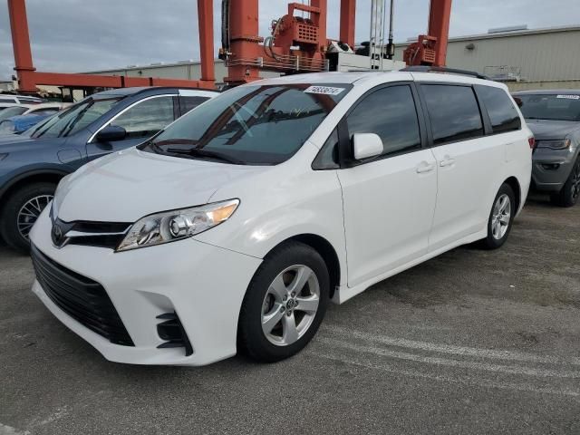 2018 Toyota Sienna LE