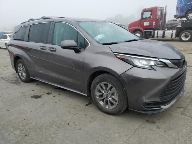 2022 Toyota Sienna LE