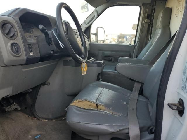 2010 Ford Econoline E350 Super Duty Cutaway Van