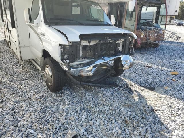 2010 Ford Econoline E450 Super Duty Cutaway Van