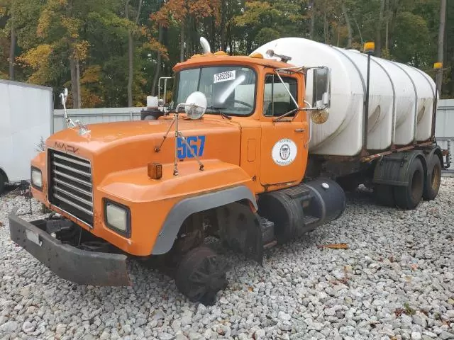 2001 Mack 600 RD600