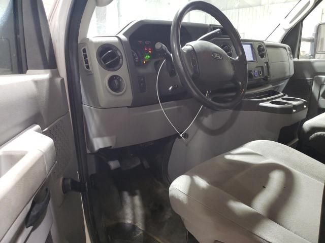 2014 Ford Econoline E450 Super Duty Cutaway Van