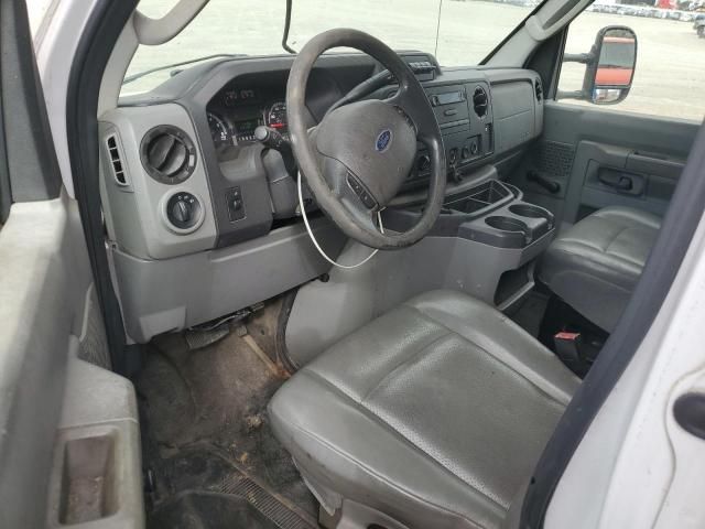 2015 Ford Econoline E450 Super Duty Cutaway Van