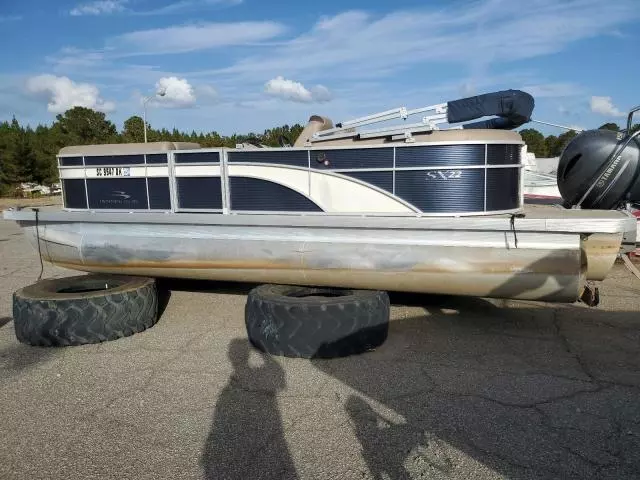 2019 Bennington Marine Pontoon