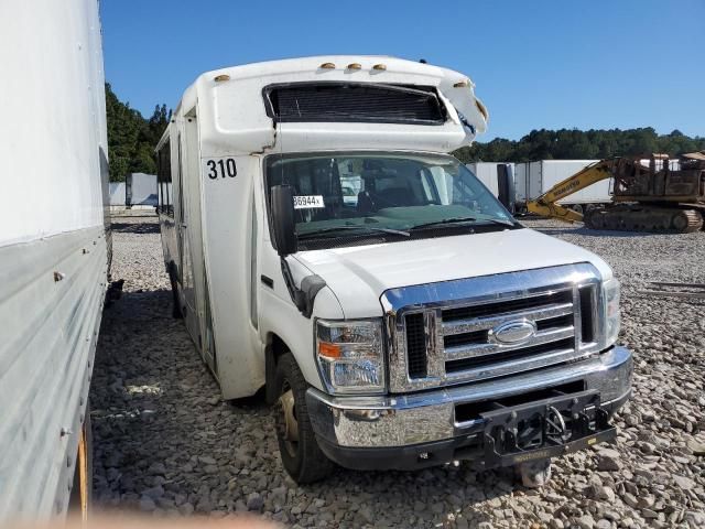 2014 Ford Econoline E450 Super Duty Cutaway Van