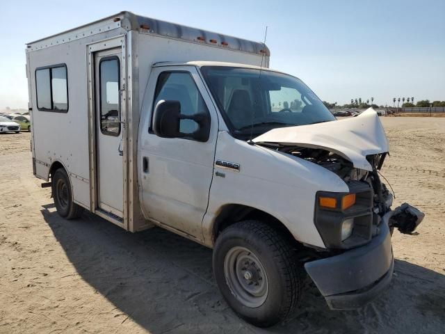 2013 Ford Econoline E350 Super Duty Cutaway Van