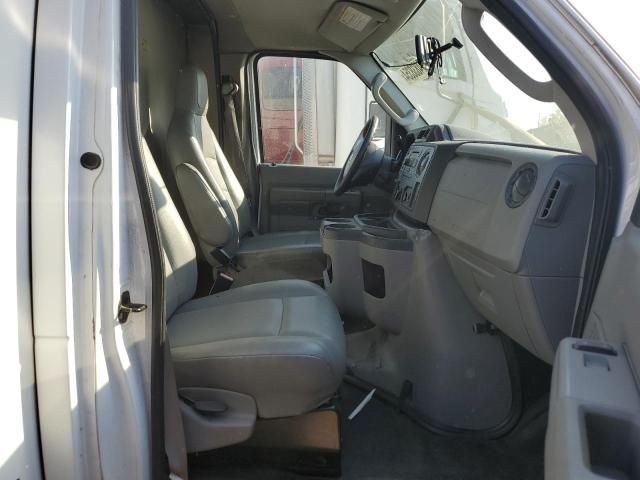 2015 Ford Econoline E450 Super Duty Cutaway Van