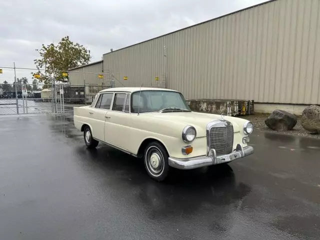 1967 Mercedes-Benz 200