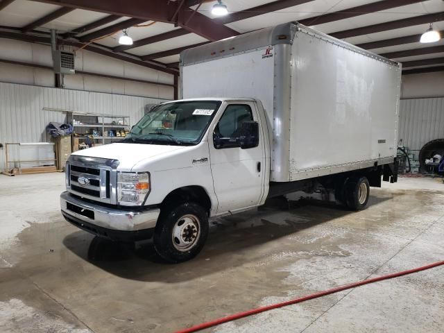 2014 Ford Econoline E450 Super Duty Cutaway Van