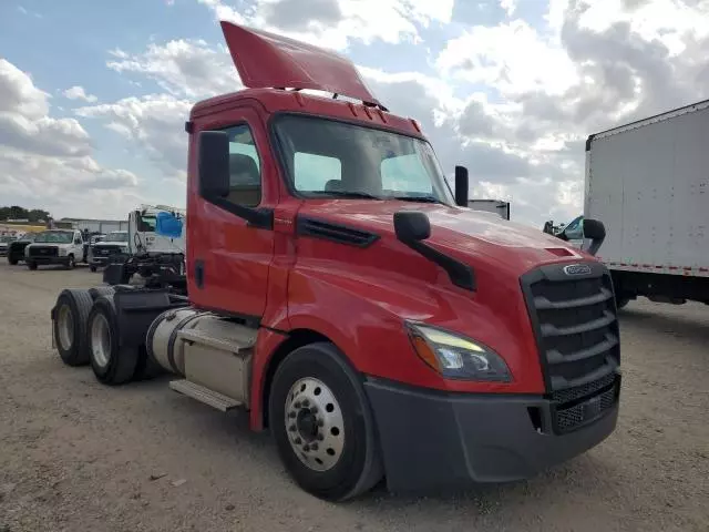 2020 Freightliner Cascadia 126