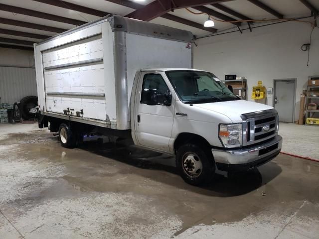 2014 Ford Econoline E450 Super Duty Cutaway Van