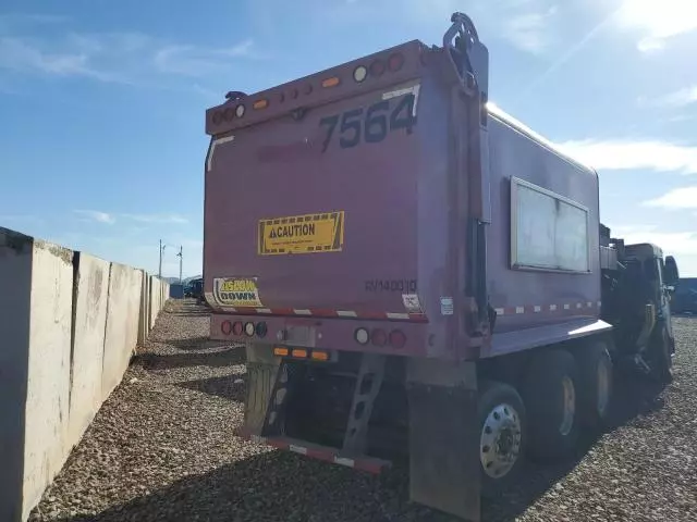 2014 Peterbilt 320