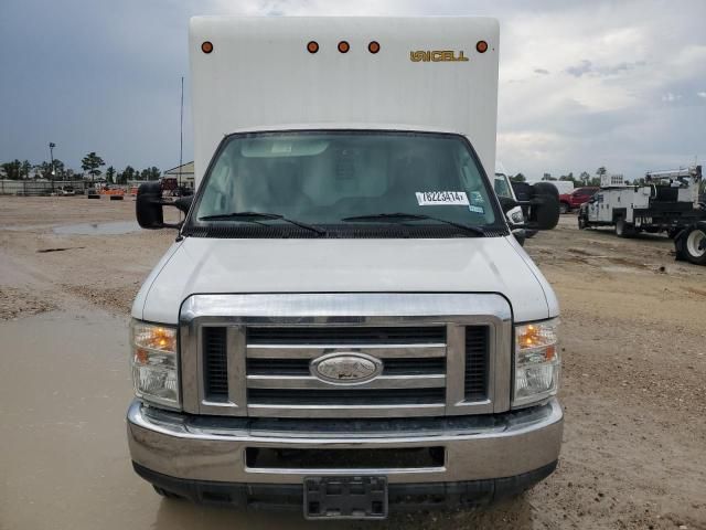 2014 Ford Econoline E350 Super Duty Cutaway Van