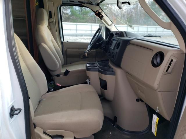 2011 Ford Econoline E450 Super Duty Cutaway Van