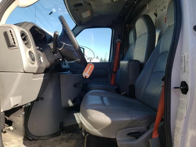 2015 Ford Econoline E350 Super Duty Cutaway Van