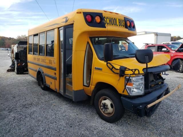 2018 Ford Econoline E350 Super Duty Cutaway Van