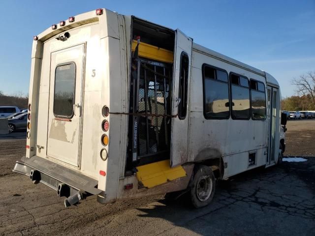 2014 Ford Econoline E450 Super Duty Cutaway Van