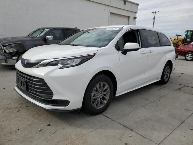 2023 Toyota Sienna LE