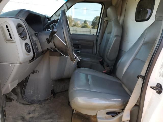 2014 Ford Econoline E350 Super Duty Cutaway Van