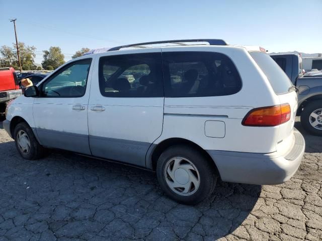 2000 Toyota Sienna LE