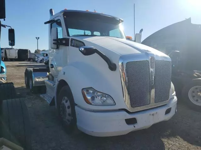 2015 Kenworth Construction T680