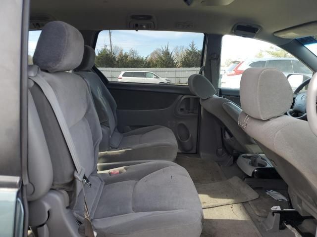 2004 Toyota Sienna CE