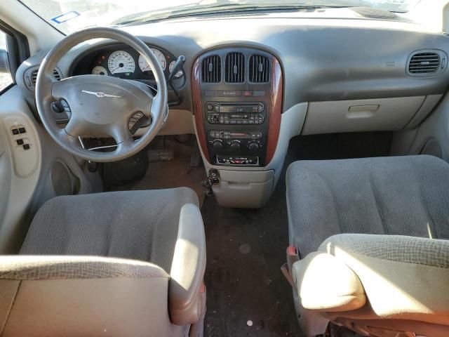 2005 Chrysler Town & Country LX