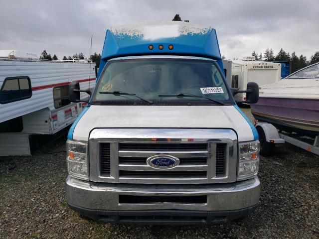 2015 Ford Econoline E450 Super Duty Cutaway Van